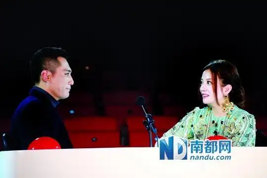 赵薇与刘烨比眼大含情脉脉长时间对看图