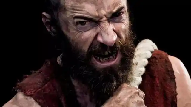 《悲惨世界》:冉阿让大战巴黎群混混,为何最后关头扔下钢錾?