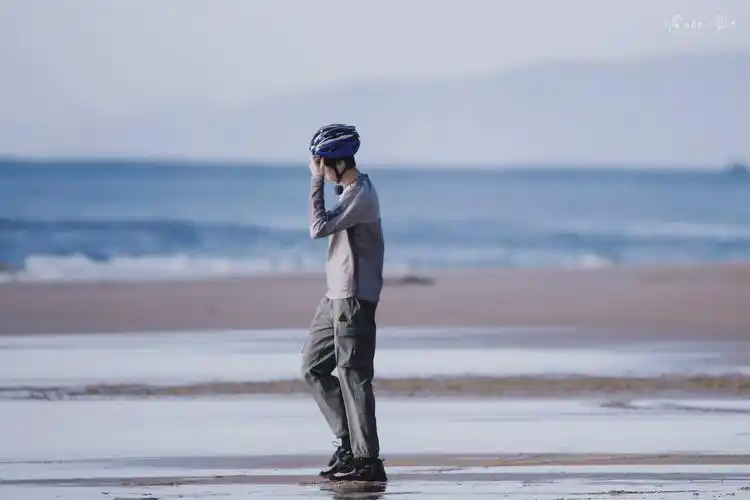 张嘉元热雪浪今日录制饭拍在海边骑上四轮摩托了