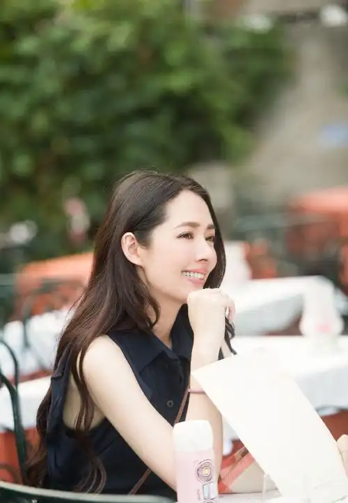 镜头下的郭碧婷,完美的侧颜杀,那甜蜜熟悉的笑容还是那么的吸引人,有