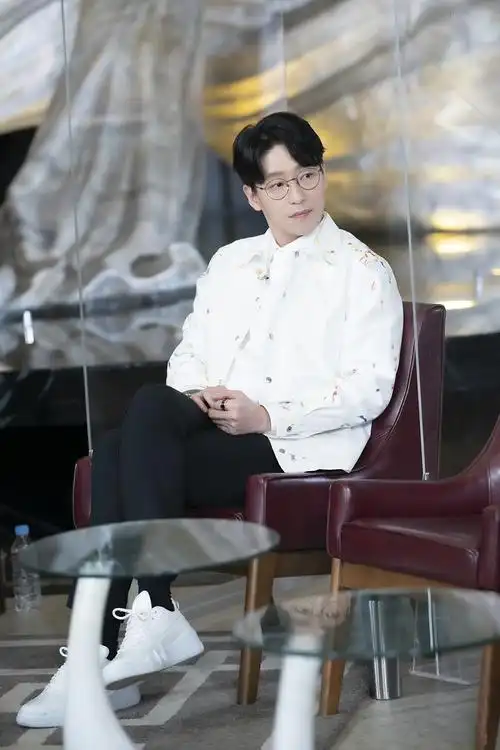 顶楼特辑严基俊花絮照更新蛋挞花絮照更新