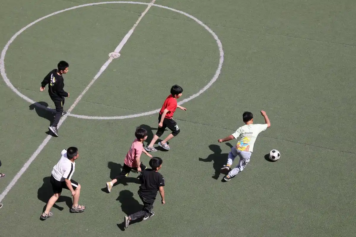 5月29日,温县城内小学学生在体育课上练习太极拳.