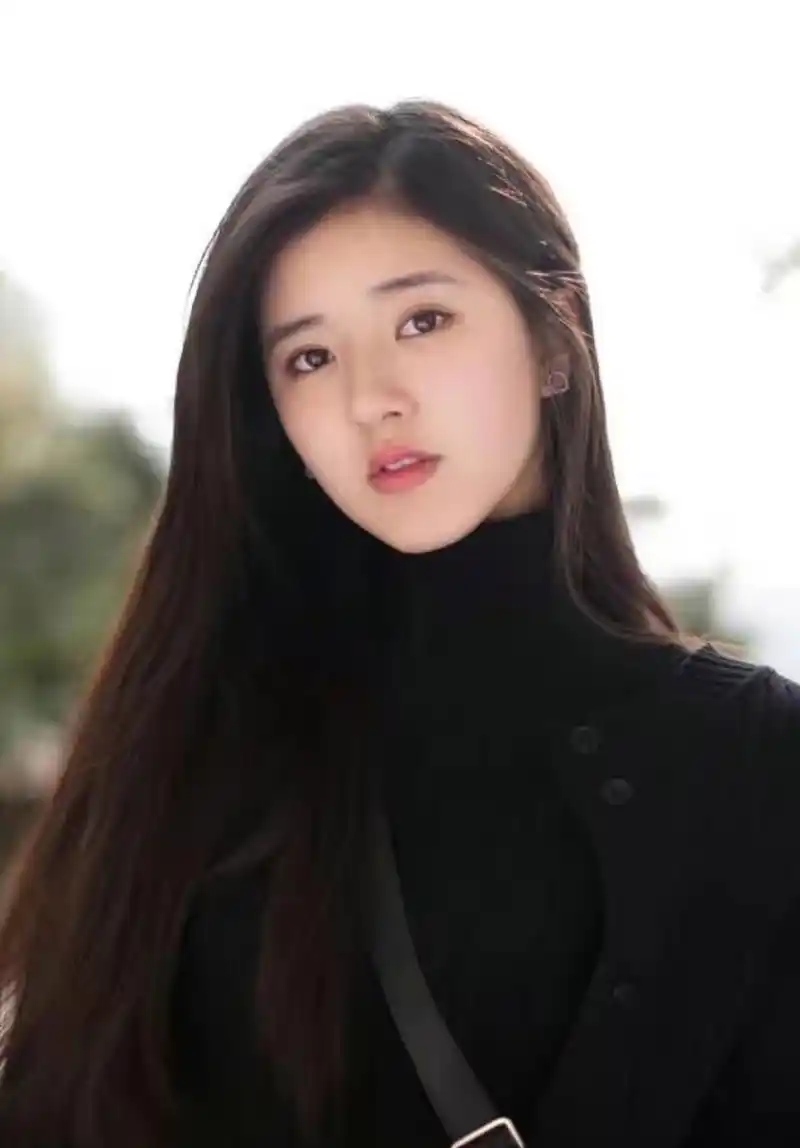 家庭富裕的赵露思从小气质出众,参加了很多培训,学习舞蹈,音乐,多才多