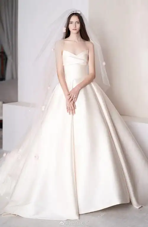 优雅而不失少女气息 婚纱来自:rose rosa 2021__财经头条