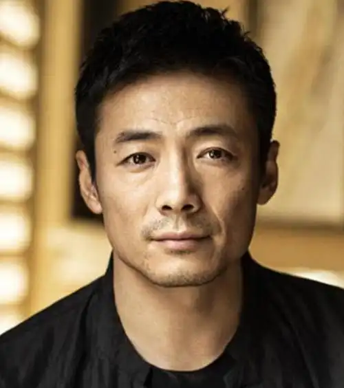 2010年凭借电视剧《潜伏》获得华鼎奖最佳男配角奖