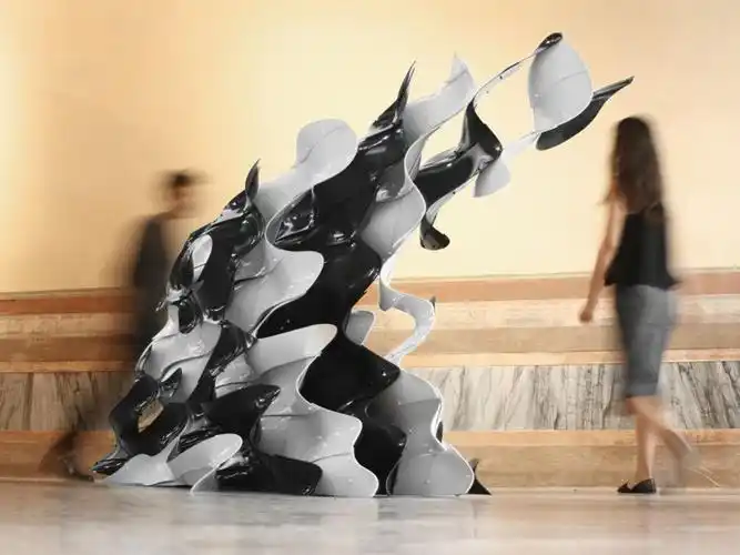 双曲面黑白结构的艺术装置