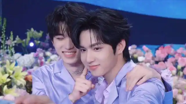 宋亚轩拥抱哄逗刘耀文引争议,举止亲密难道也有错?错并不在他们