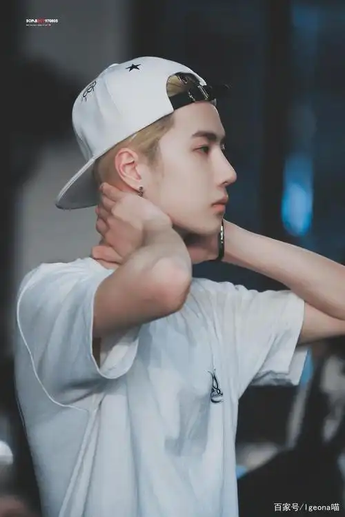 王一博:反戴帽子瞬间逆龄的奶啵,仿佛看到了刚出道时期的丹丹博