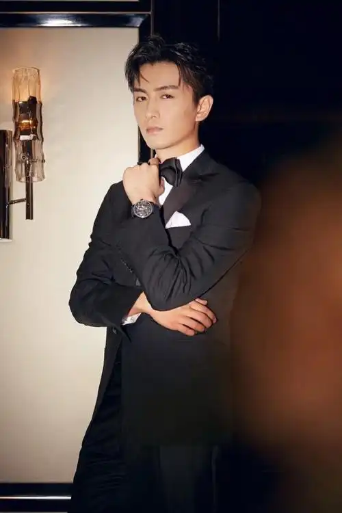 32岁的陈晓依旧充满少年感,墨绿色西装尽显气质,成熟又帅气