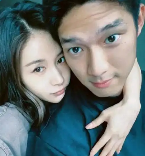 王子文前男友吴永恩首曝全家福一家人穿搭朴实家世曝光引争议