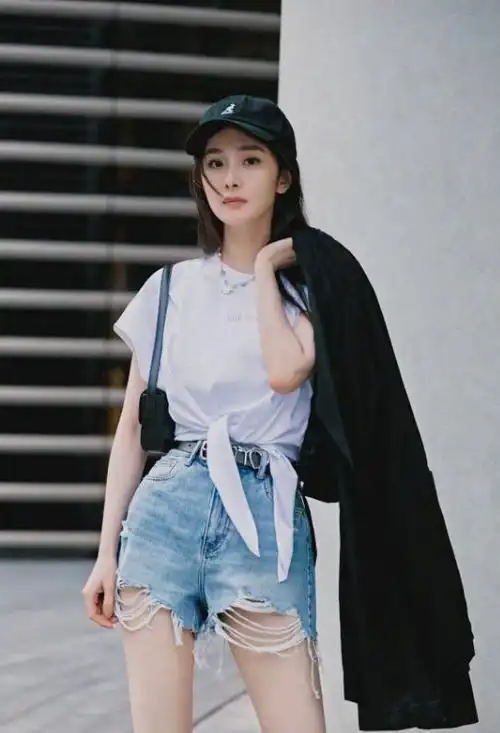 被杨幂的穿搭圈粉,t恤太长打个结却意外很好看,腿长就是占优势|短裤