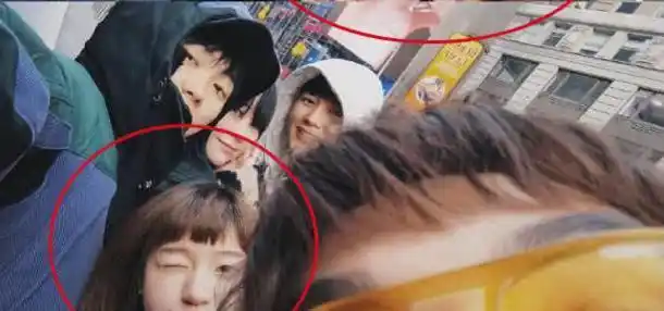 姐姐确实比吴磊大不了多少,是个看着挺安静的女孩子,另外下面照片中