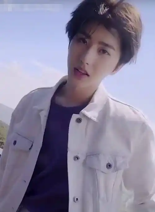 原创蔡徐坤女友视角拍照凑近时故意关掉美颜生图帅回两年前