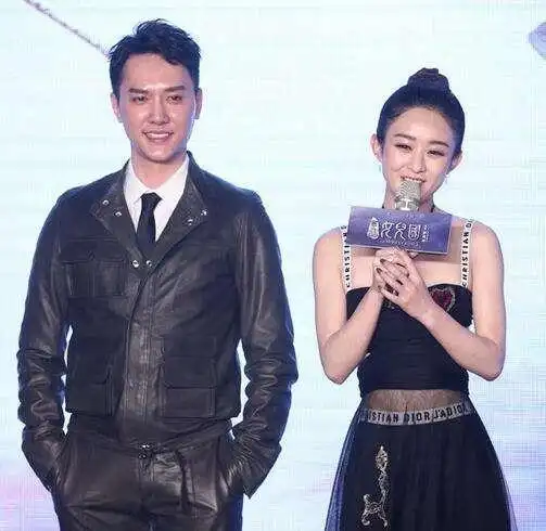 赵丽颖冯绍峰牵手逛街被偶遇,男方一个举动显露真实感情