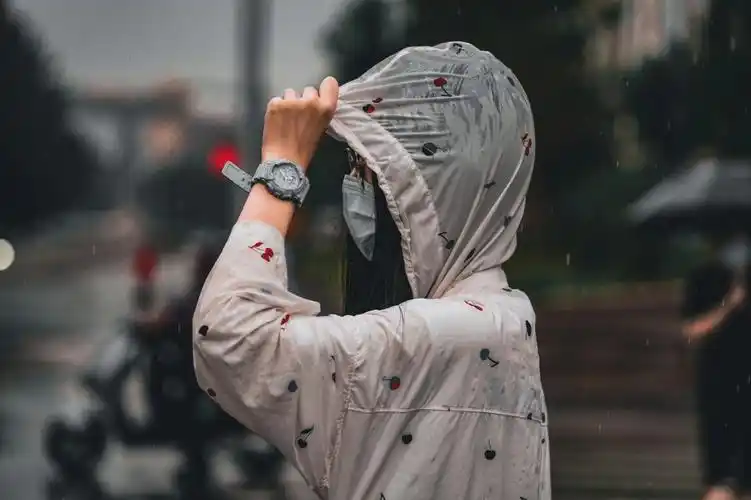 让我的大法a73r第一次淋雨,扫街报告"在雨中"#调色  #人间烟火  #扫街