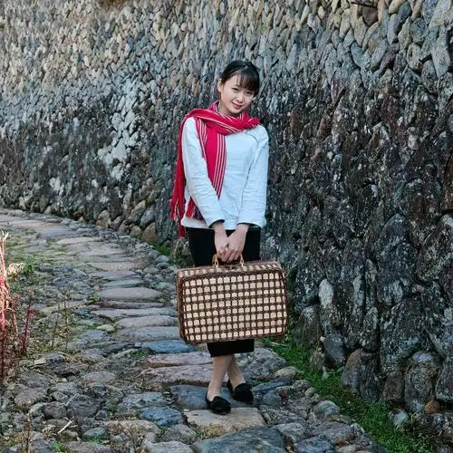 一个走在古巷里的怀旧女孩!