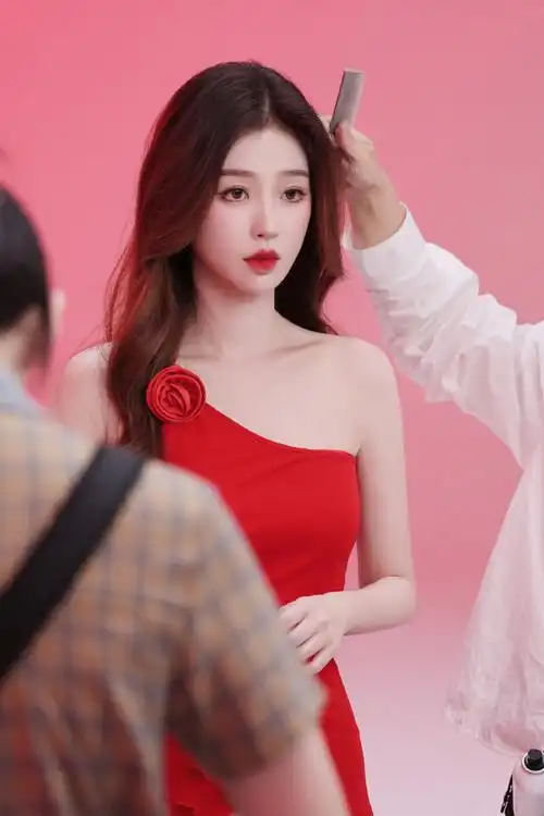 美学前沿##虞书欣蝴蝶结麻花辫##虞书欣双手捧脸好可爱