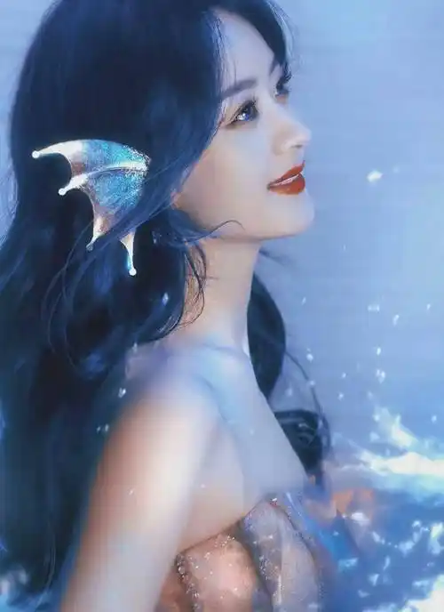 赵丽颖人鱼公主造型写真,身穿湖蓝色亮片长裙,波浪飘逸优雅_时尚_照片