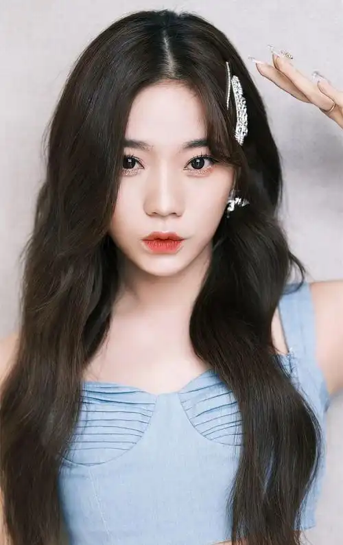 张紫宁粉嫩佳人明艳写真楚楚动人