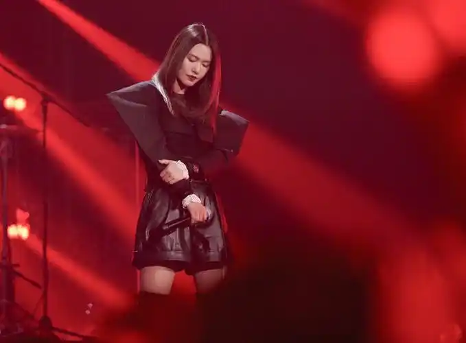 原创谭维维造型曝光穿廓形外套配长靴霸气侧漏巨型耳饰引领新潮流