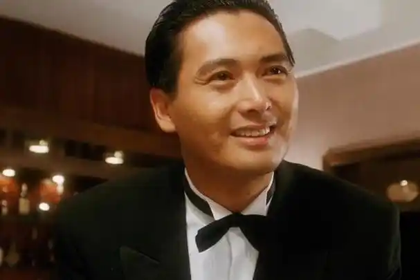 68岁周润发:身家56亿,却无儿无女,晚年依旧凄凉