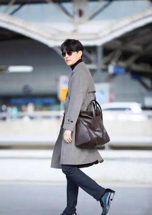 靳东是我见过最反油腻的男人:头不戴帽,脖系围巾,保暖又有格调|靳东