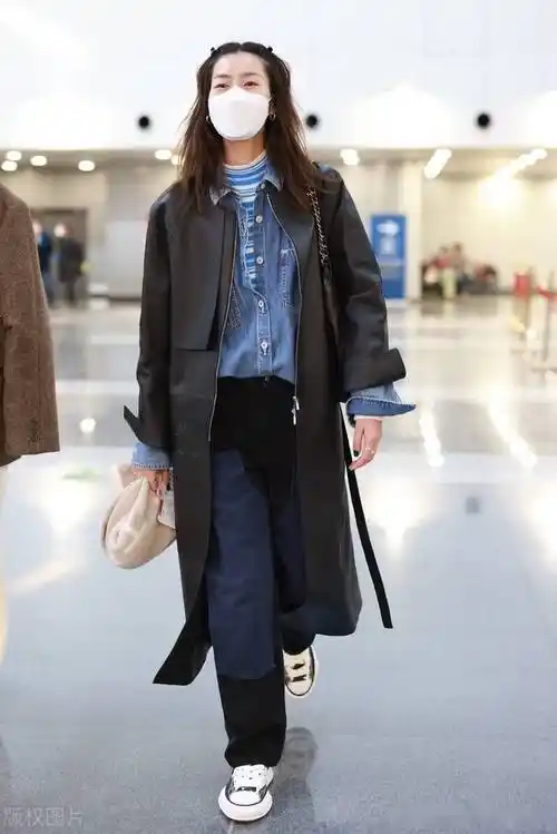 街拍刘雯黑色皮风衣牛仔衬衫拼接牛仔裤时髦叠穿