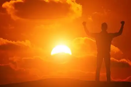 对海站在山顶上,望著远方的人照片