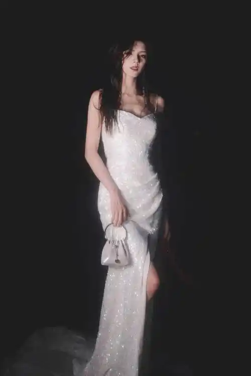 张予曦身着银色高开叉吊礼服宛如仙女落入凡间