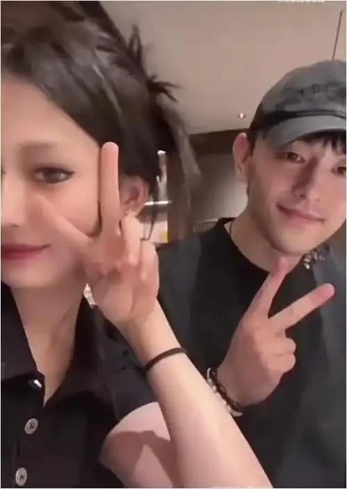 两人之间流露出的甜蜜温馨氛围让人不禁揣测,她是否就是邓伦的新女友?