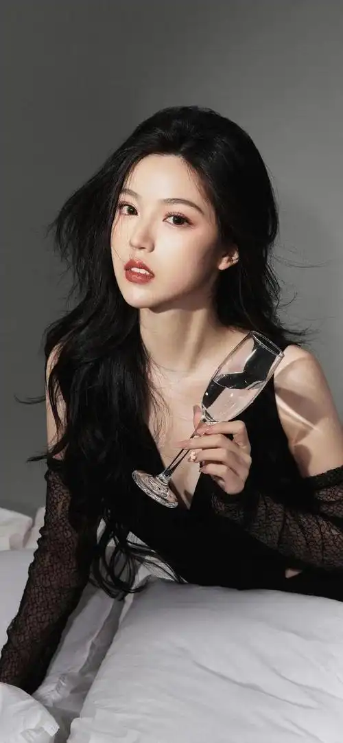 成熟稳重显瘦小黑裙系列美女手机壁纸分享