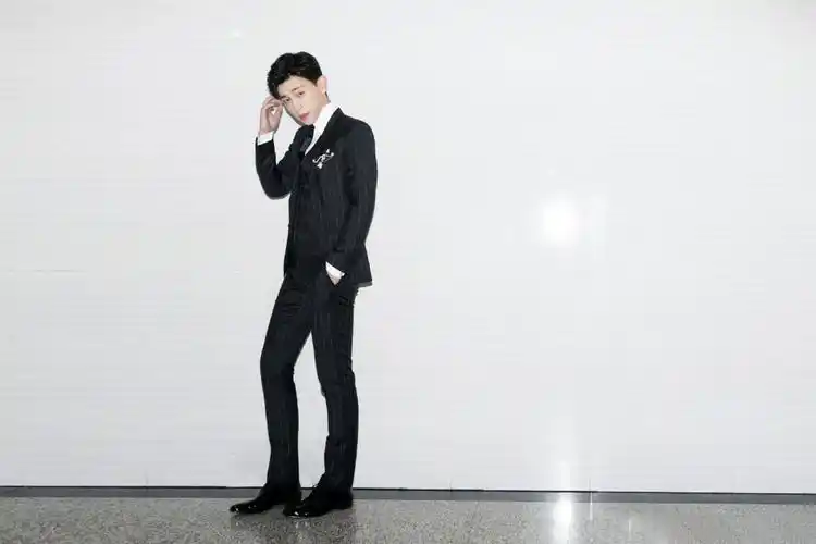 邓伦国剧盛典高清图片,分享一组邓伦图片给大家,图中的明星图片壁纸会