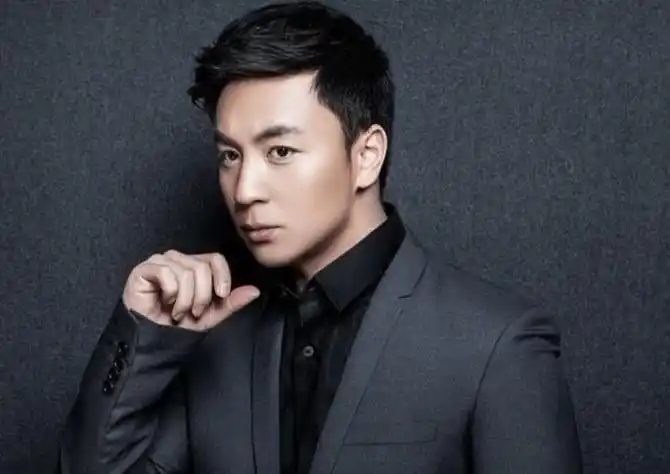 33岁释小龙近况曝光,和好友聚会喝茶抽雪茄,动作熟练很享受_朋友_作品