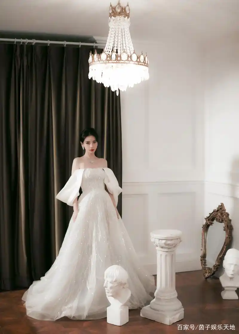 angelababy主持北京春晚,穿的白色高定婚纱裙太像白雪公主了!