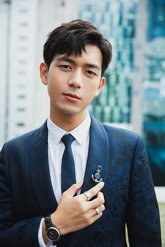 明星海报制作李现个人写真周边剧照寝室房间装饰贴画挂画nr2605