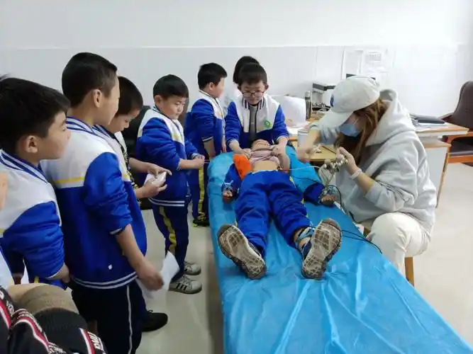 滨州市人民医院组织医护人员为滨北中心小学学生体检