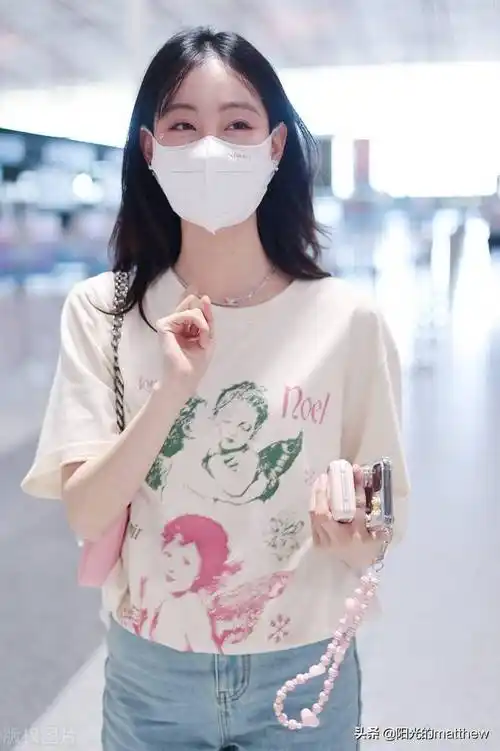 祝绪丹印花短袖牛仔裤现身机场笑容甜美撩发动人