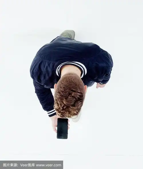 俯视图的人行走与手机