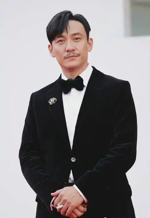 44岁张震亮相威尼斯红毯,穿丝绒西服展熟男魅力,发际线却太高_西装