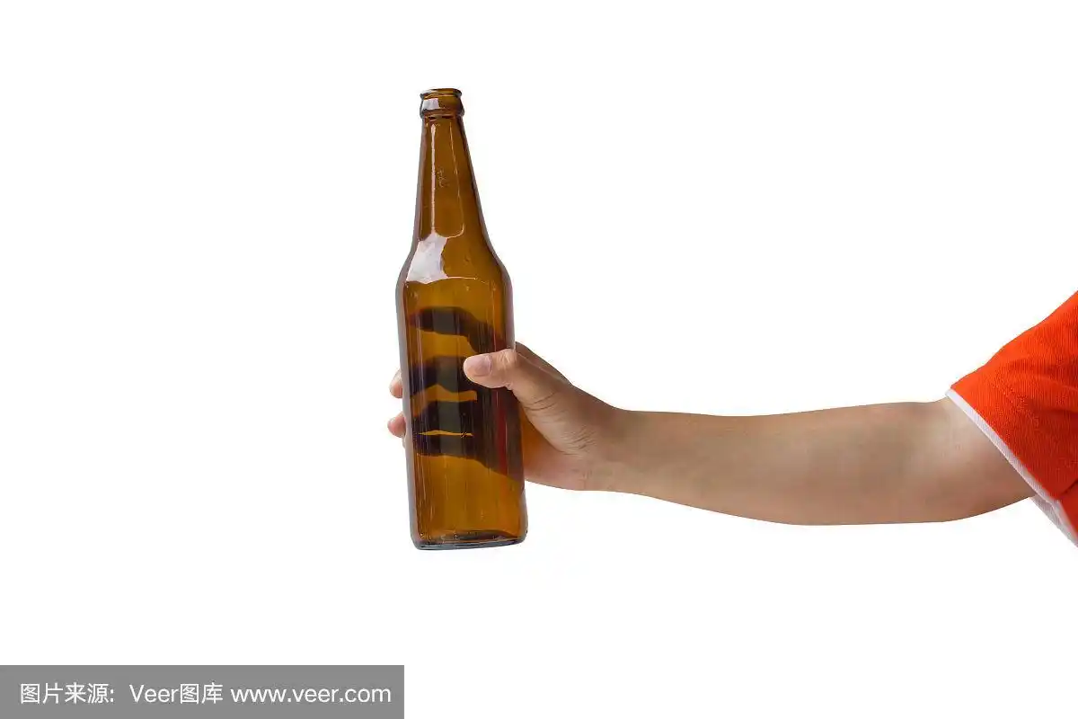 裁剪的女人手拿啤酒瓶没有标签孤立在白色背景.