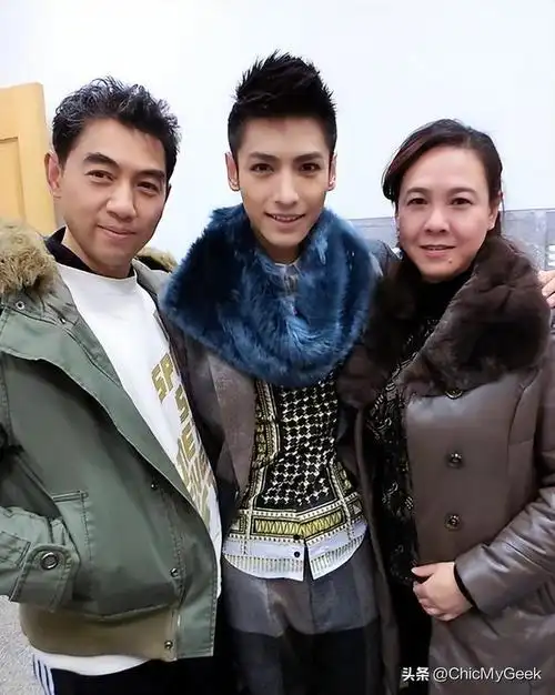 学了11年芭蕾后,罗云熙同时录取于北京舞蹈学院和上海戏剧学院的舞蹈