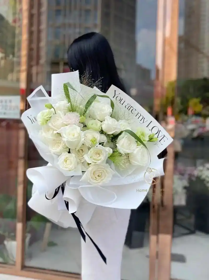白玫瑰花束.白色系简约不简单花束包装.那不是我的月亮,但有一 - 抖音