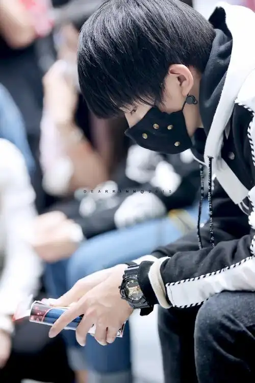 易烊千玺超话2015 /0228 /150228深圳飞长沙笑起来的眼睛#易烊千玺