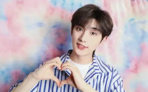 丁程鑫情人节比心随拍##丁程鑫情人节两宫格随拍