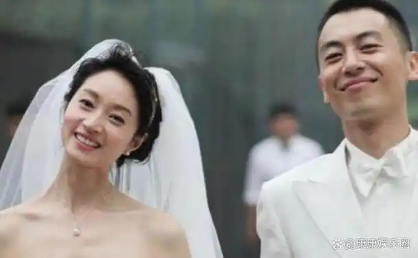 例如当年他在《快乐大本营》上,好像是何炅让朱亚文去把吴昕抱起来