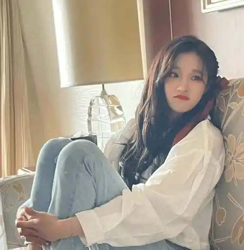 简约学院风尽显活力,可惜脚丫对镜头好不雅观_宋雨琦_发展_照片