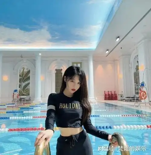 宋昕冉虽然穿的多也挡不住这股子妖娆劲儿啊