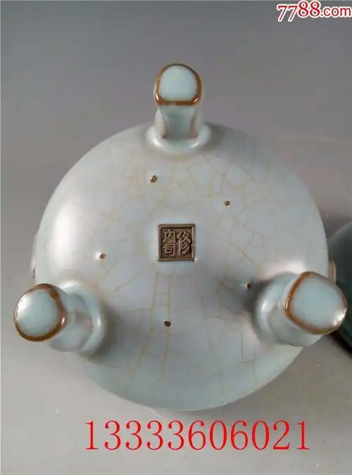 宋代官窑修内司款天青釉三足香薰鼎炉9x12厘米