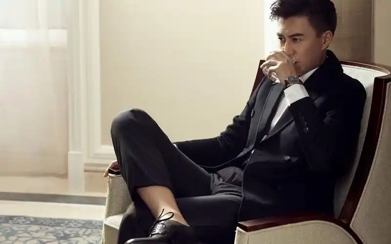 靳东自带贵族气质,合影瞬间秒杀老外!