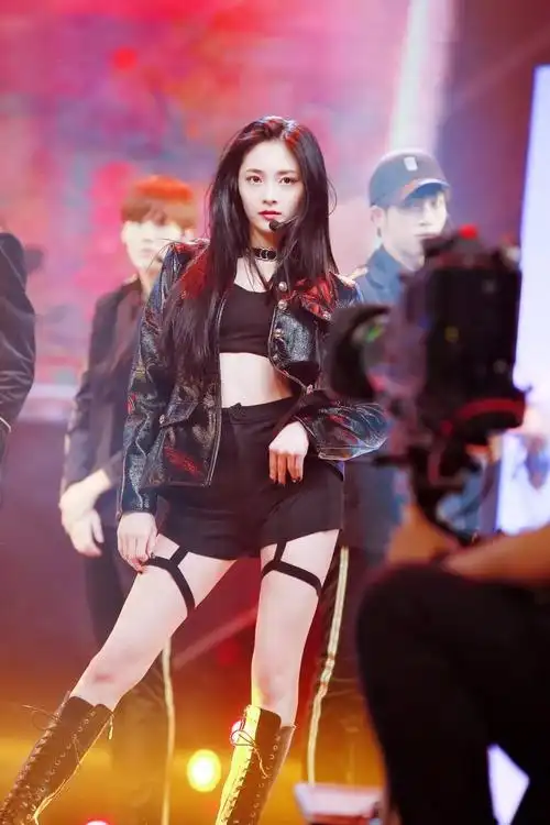 周洁琼与王思聪同游女方紧急发表声明否认捆绑王校长炒作